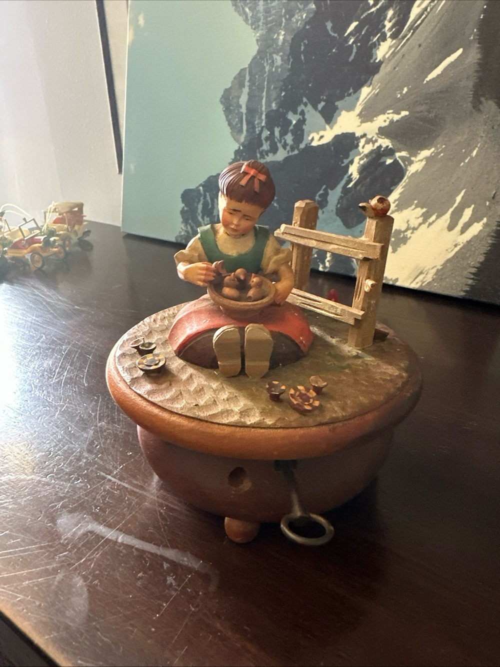 Girl Music Box - Red, Green, Brown (THORES)